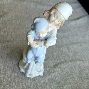 LLADRO “Going to bed” #8019 Retired Piece. Pristine condition.